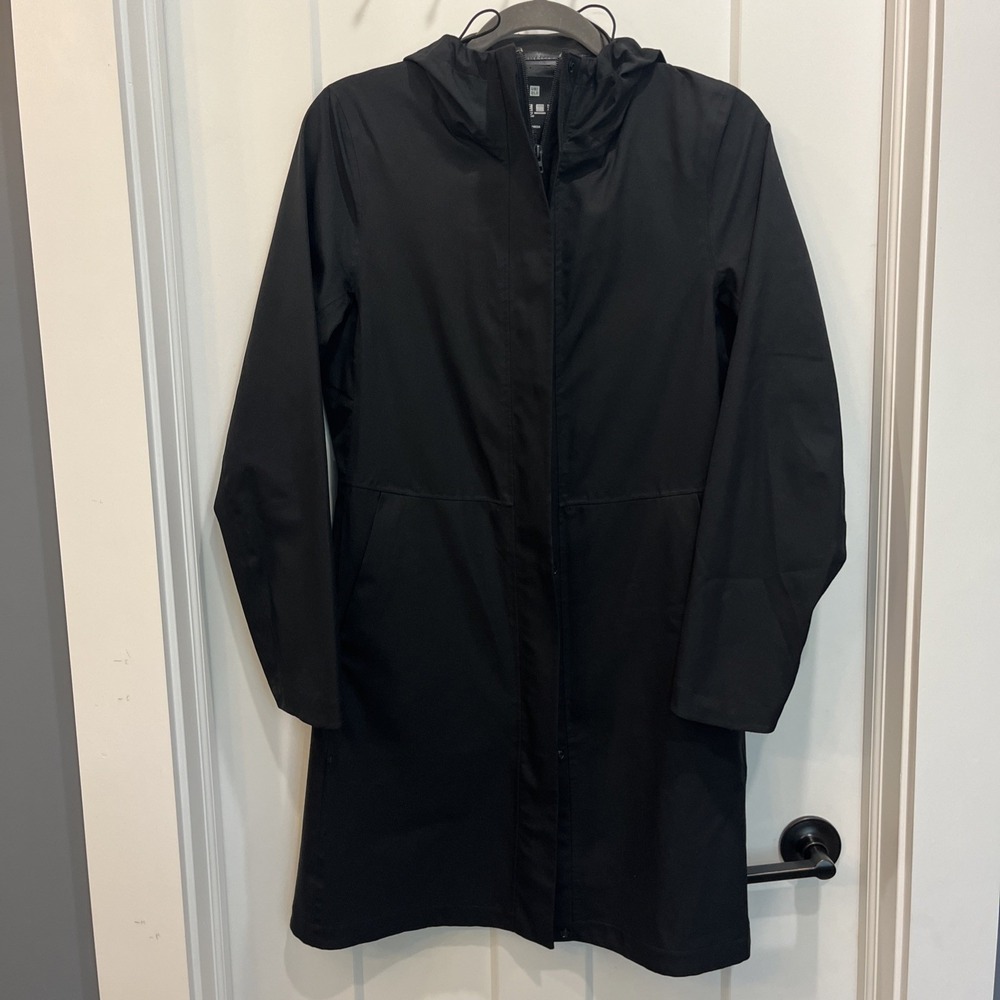Uniqlo Rain Coat Womens Sz XS Hooded Full Zip Coated Cinch Waist Solid Black